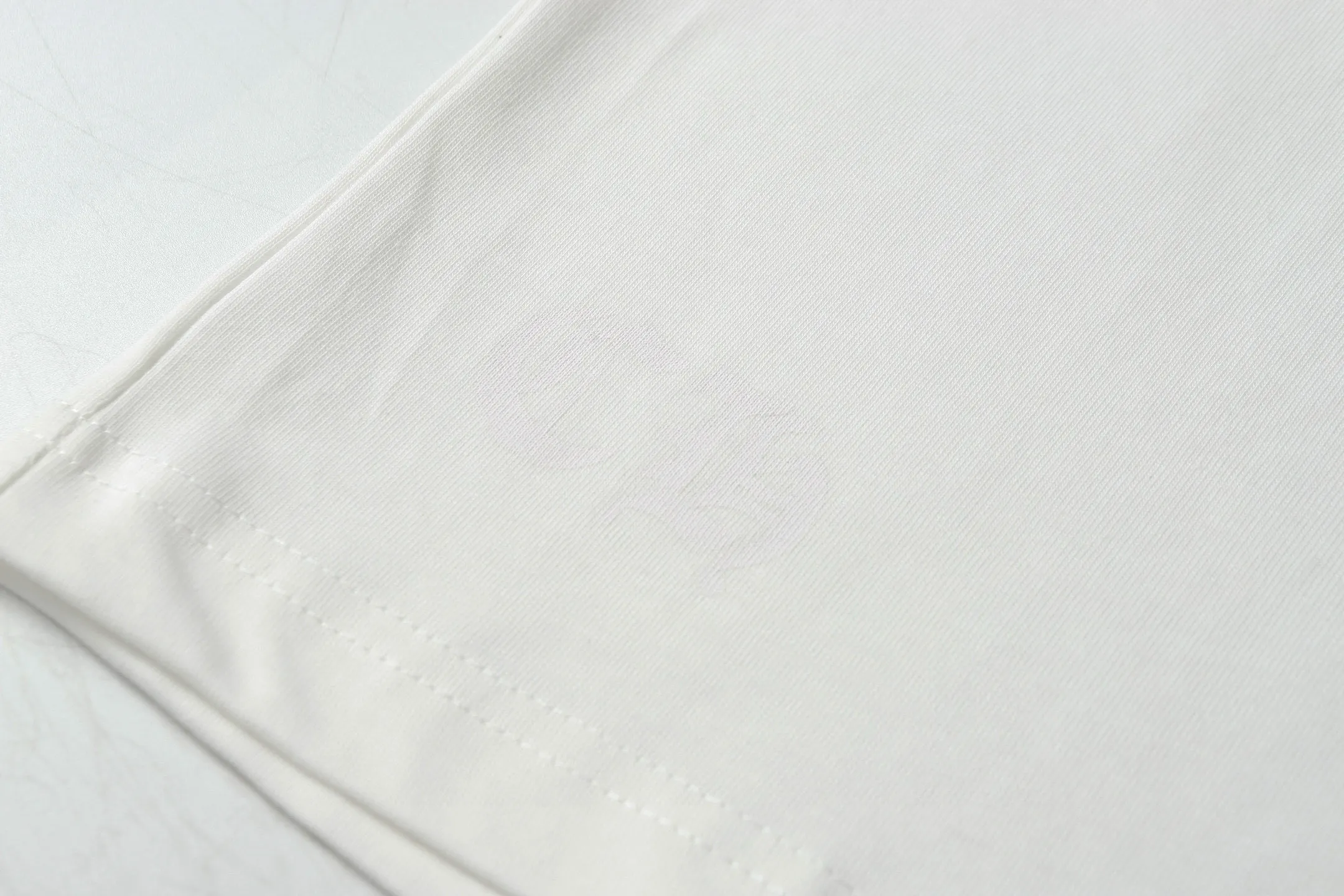 🅿️170 Chrome hearte/Chrome heart ch 25ss early spring new Sanskrit logo pocket short sleeves. A must-have item for daily commuting for men and women in light luxury. The correct version is welcome to compare. Detailed features ·280g 100% cotton double yarn jersey fabric ·Custom-dyed in the same cylinder, special thickened 32 counts double-strand 1x1 thread ·Double-needle cross-stitch technology ·Original main mark washed hangtag COLOUR: black white SIZE：xs s m l